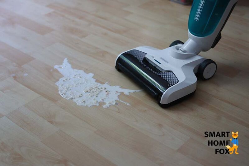 Man sieht, wie ein Hartboden mit dem Leifheit Regulus Aqua PowerVac gereinigt wird.